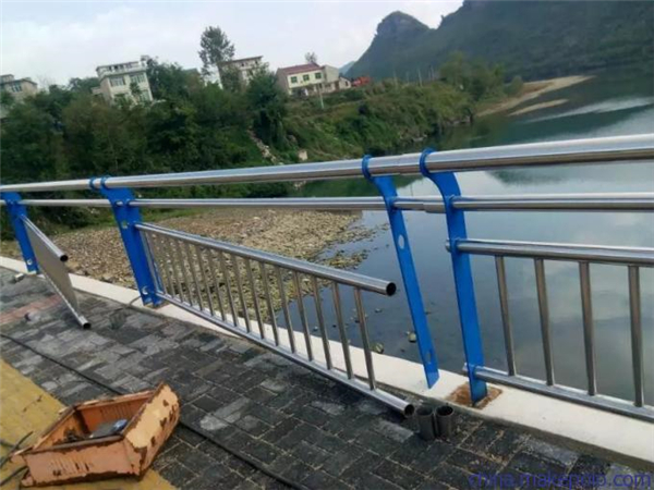 巫山不锈钢复合管护栏是一种卓越的防护材料